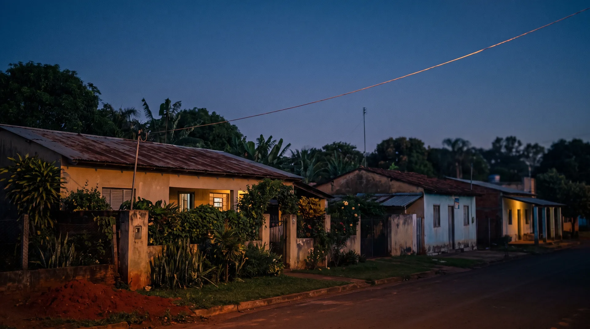 Calle residencial al atardecer con luces cálidas, imagen ilustrativa que evoca la atmósfera de una ciudad conectada por fibra óptica